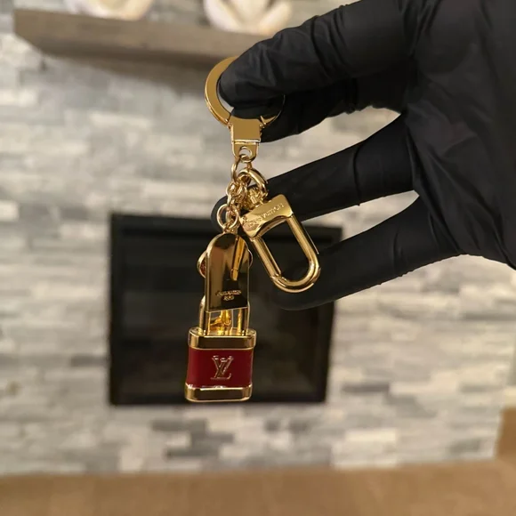 Louis Vuitton Red Enamel Padlock Keychain Bag Charm Gold Hardware Pre Owned - Picture 3 of 4